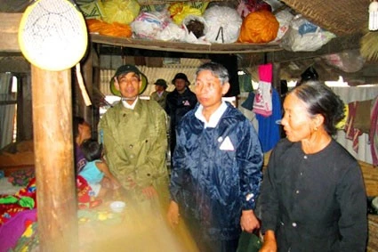 Chủ nhiệm UBKT Tỉnh ủy Hà Văn Thạch thăm hỏi nhân dân tại các khu tái định cư.