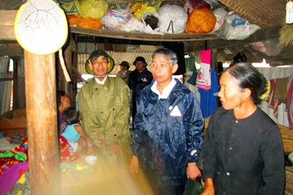 Chủ nhiệm UBKT Tỉnh ủy Hà Văn Thạch thăm hỏi nhân dân tại các khu tái định cư. Chủ nhiệm UBKT Tỉnh ủy Hà Văn Thạch thăm hỏi nhân dân tại các khu tái định cư.