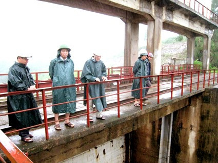 Bí thư Tỉnh ủy Nguyễn Thanh Bình kiểm tra, chỉ đạo công tác đối phó với mưa lũ tại công trình thủy nông Kẻ Gỗ