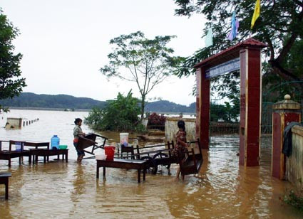 Giáo viên trường tiểu học Hương Thủy đang thu gom, sắp xếp lại bàn ghế