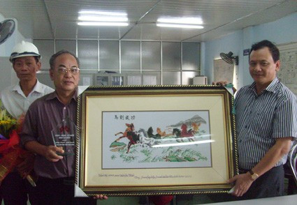 Phó chủ tịch UBND tỉnh tặng hoa và quà lưu niệm cho lãnh đạo Công ty Cổ phần gang thép Hà Tĩnh