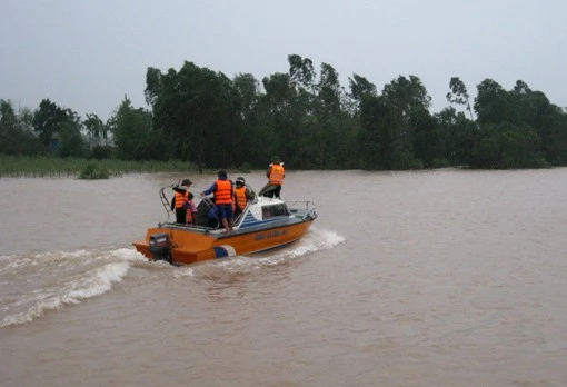 Lực lượng quân sự, công an giúp dân phòng chống lụt