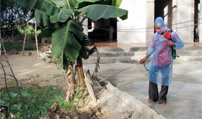 Phun thuốc diệt muỗi, phòng chống dịch sốt xuất huyết ở Hộ Độ (Lộc Hà).