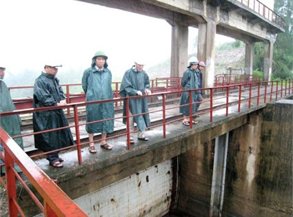 Bí thư Tỉnh ủy Nguyễn Thanh Bình kiểm tra công tác phòng chống mưa lũ tại hồ Kẻ Gỗ