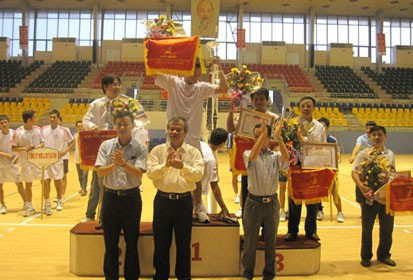 Trưởng Ban Tổ chức Tỉnh ủy Hà Tĩnh Trần Nam Hồng trao giải cho các đội bóng.