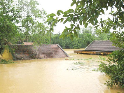 Nhiều nhà dân ở Phương Điền (Hương Khê) chìm trong biển nước