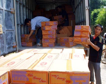 Báo SGGP phối hợp với Hội CTĐ tỉnh Hà Tĩnh đưa mì tốm về cứu trợ cho nhân dân xã Phúc Đồng (Hương Khê)