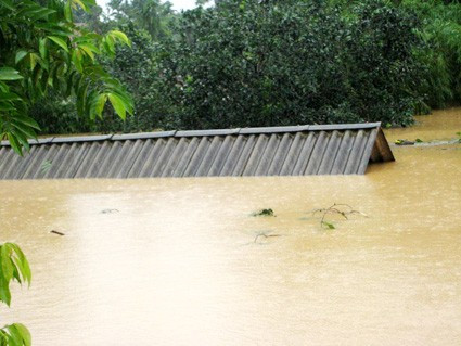 Mưa lũ nhấn chìm nhiều nhà cửa, trường học ở Hương Khê
