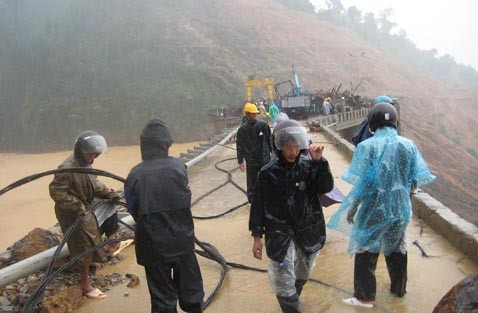 Các lực lượng chức năng và nhân dân địa phương ứng trực, triển khai các phương án bảo vệ đập thủy điện Hố Hô