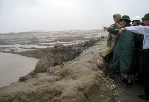 và kiểm tra công tác phòng chống mưa lũ tại công trường khai thác mỏ sắt Thạch Khê.