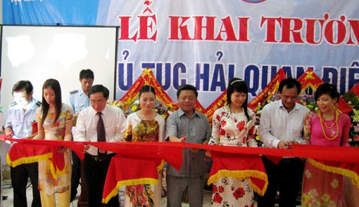 Lãnh đạo tỉnh, Tổng cục Hải quan tham gia cắt băng khai trương thủ tục hải quan điện tử tại Chi cục Hải quan Vũng Áng