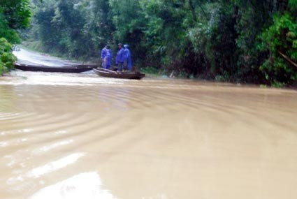 Giữa mênh mông biển nước, mọi người đi lại phải dùng thuyền