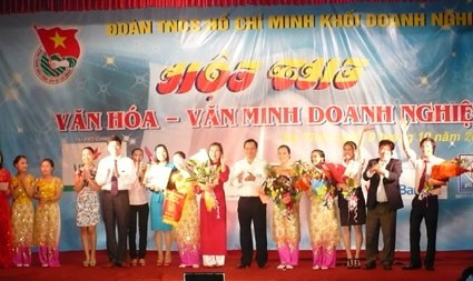 Phó chủ tịch UBND tỉnh Hà Tĩnh Nguyễn Nhật trao phần thưởng cho các đơn vị đạt giải