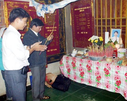 Phóng viên báo Hà Tĩnh đến thăm viếng, chia buồn cùng gia đình cô Hoa.