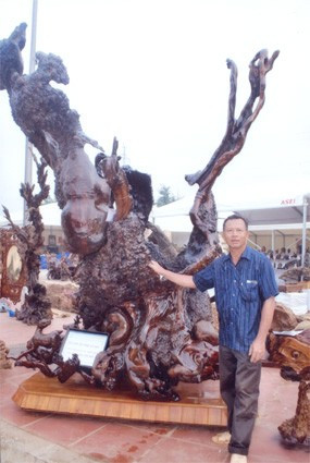 Ông Nguyễn Đình Tẩm và gốc cây cổ thụ