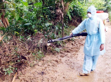 Cán bộ y tế phun hoá chất xử lý môi trường