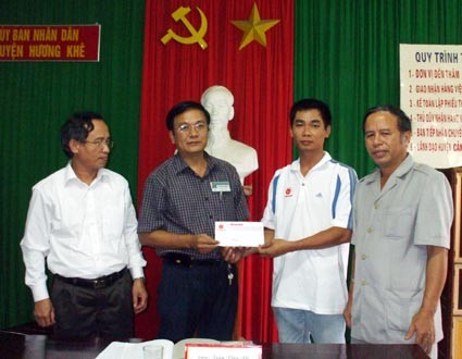 Lãnh đạo huyện Hương Khê tiếp nhận tiền cứu trợ của đoàn báo Hà Nội Mới và Báo Hà Tĩnh