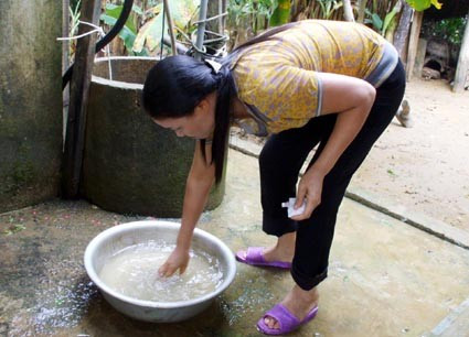 Dùng viên Aquatas khử khuẩn nước