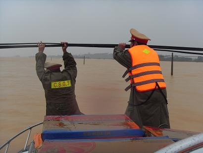 Giải tỏa vật cản đưa hàng cứu trợ đến với người dân vùng lũ