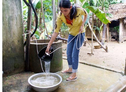 Sau khi dùng hoá chất xử lý, nước giếng đã sử dụng được