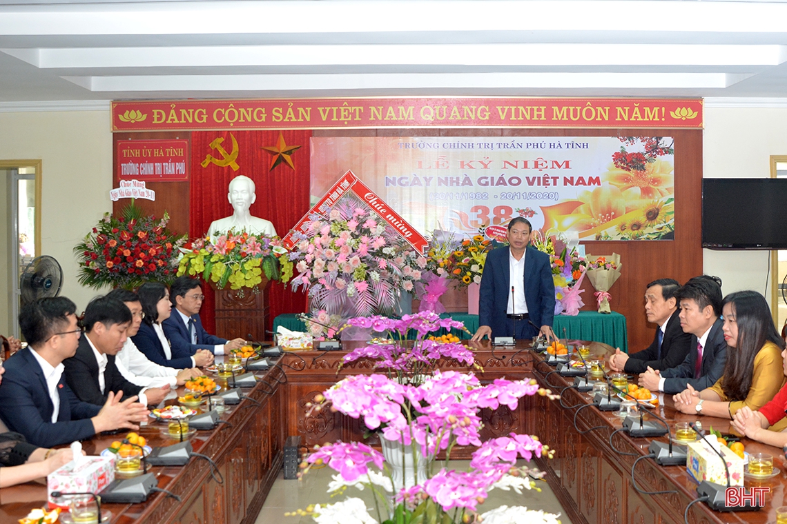 Mong nhà trường và các nhà giáo tiếp tục đóng góp cho sự nghiệp phát triển tỉnh nhà