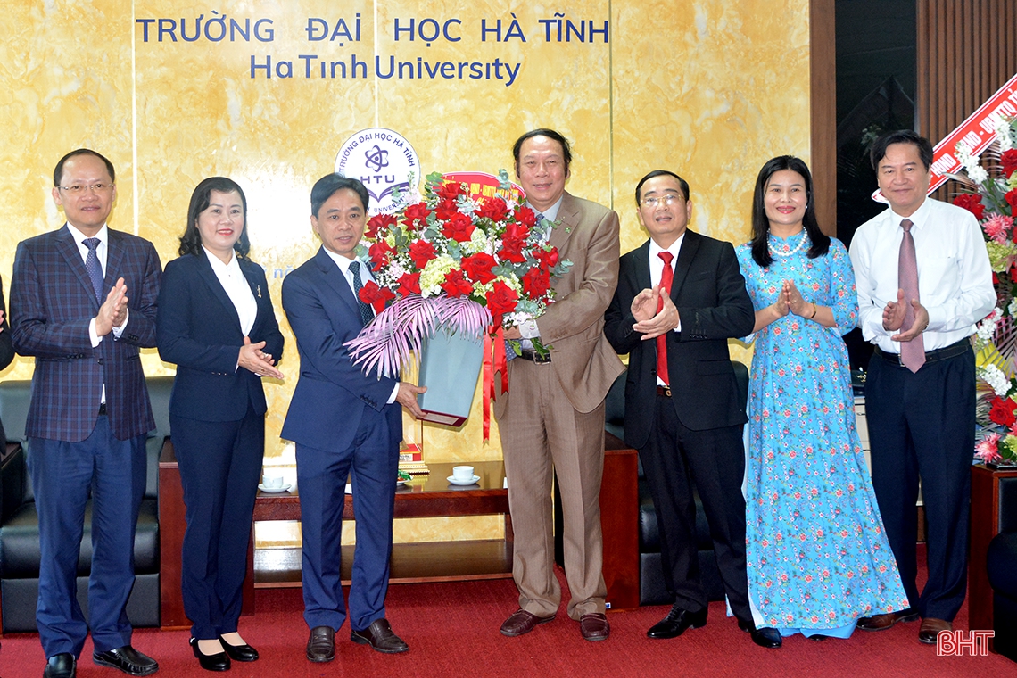 Mong nhà trường và các nhà giáo tiếp tục đóng góp cho sự nghiệp phát triển tỉnh nhà