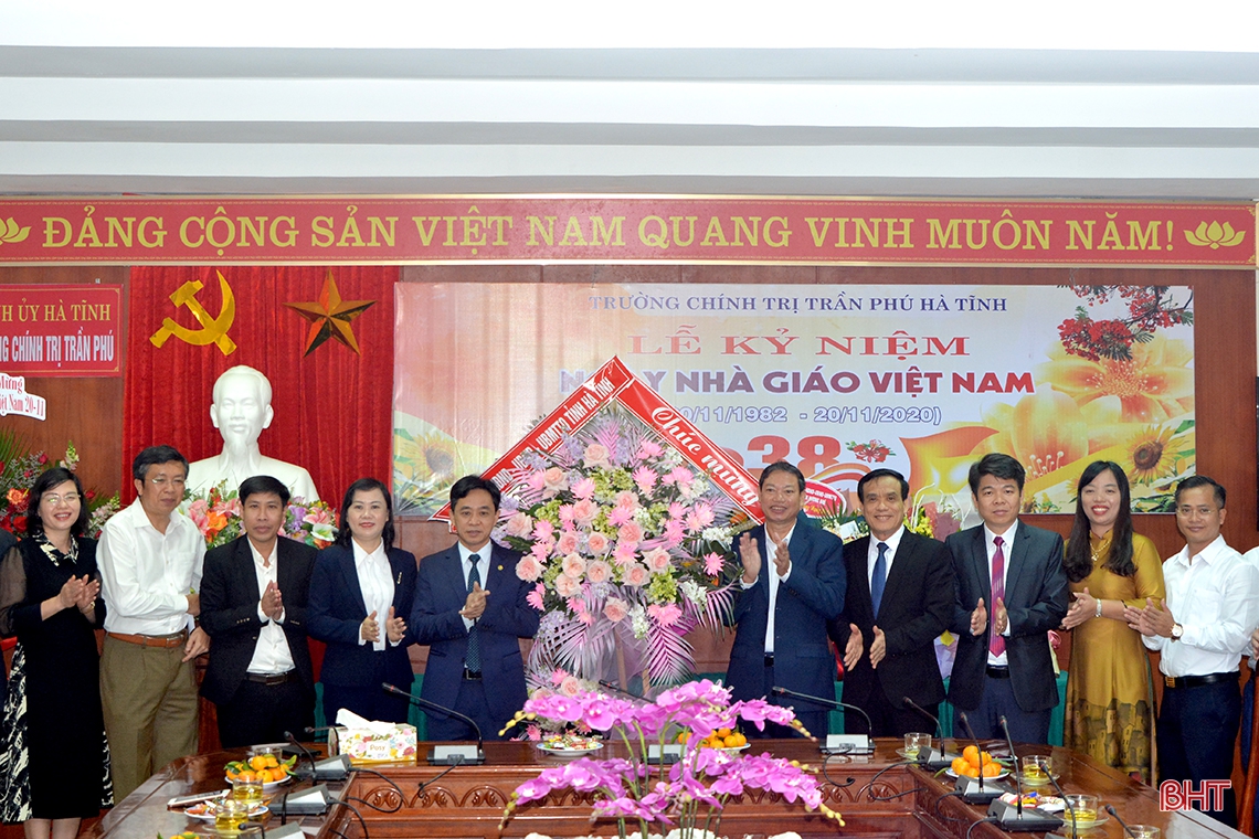 Mong nhà trường và các nhà giáo tiếp tục đóng góp cho sự nghiệp phát triển tỉnh nhà