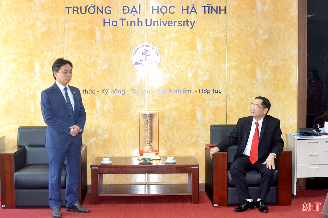 Mong nhà trường và các nhà giáo tiếp tục đóng góp cho sự nghiệp phát triển tỉnh nhà