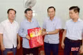 Trưởng ban Tuyên giáo và Dân vận Tỉnh ủy tặng quà người có công với cách mạng