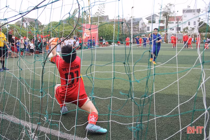 Học sinh tiểu học iSchool Hà Tĩnh hào hứng tranh tài giải bóng đá mini