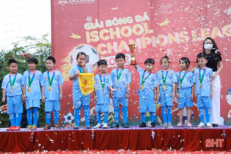 Học sinh tiểu học iSchool Hà Tĩnh hào hứng tranh tài giải bóng đá mini