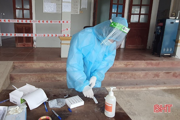 Hà Tĩnh test nhanh sàng lọc COVID-19 cho 6.908 người