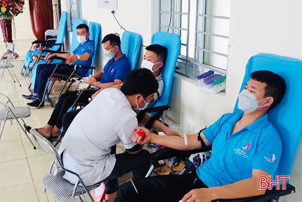 4 thanh niên vượt 50 km từ TP Hà Tĩnh ra Nghệ An hiến máu cứu người