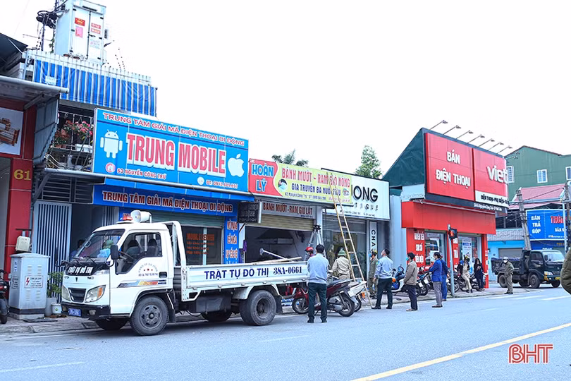 TP Hà Tĩnh ra quân tháo dỡ công trình vi phạm trên tuyến đường Nguyễn Công Trứ