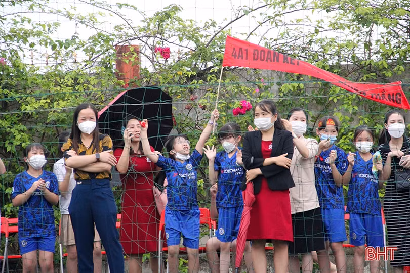 Học sinh tiểu học iSchool Hà Tĩnh hào hứng tranh tài giải bóng đá mini