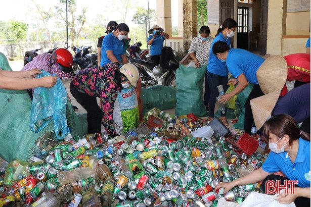 Bán rác thải tái chế, phụ nữ Vũ Quang quyên góp được 40 triệu đồng hỗ trợ hội viên nghèo