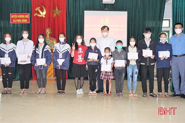 Trao học bổng cho 72 học sinh hoàn cảnh khó khăn ở huyện miền núi Hương Khê
