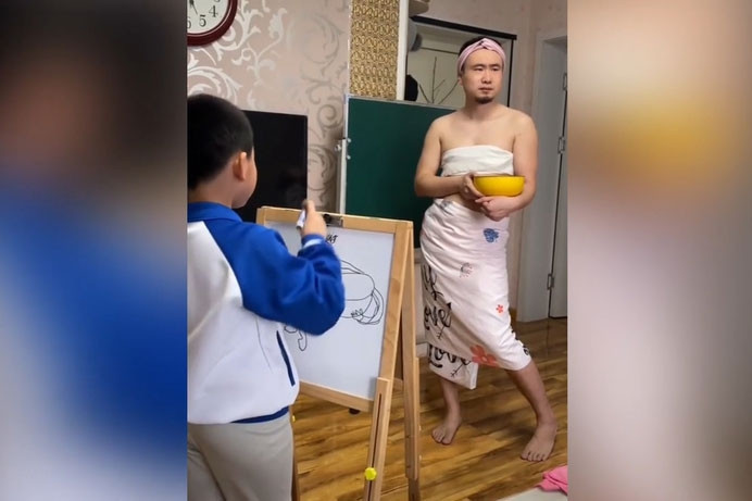 Bố nhổ răng cho con gái bằng cách đánh bi-a