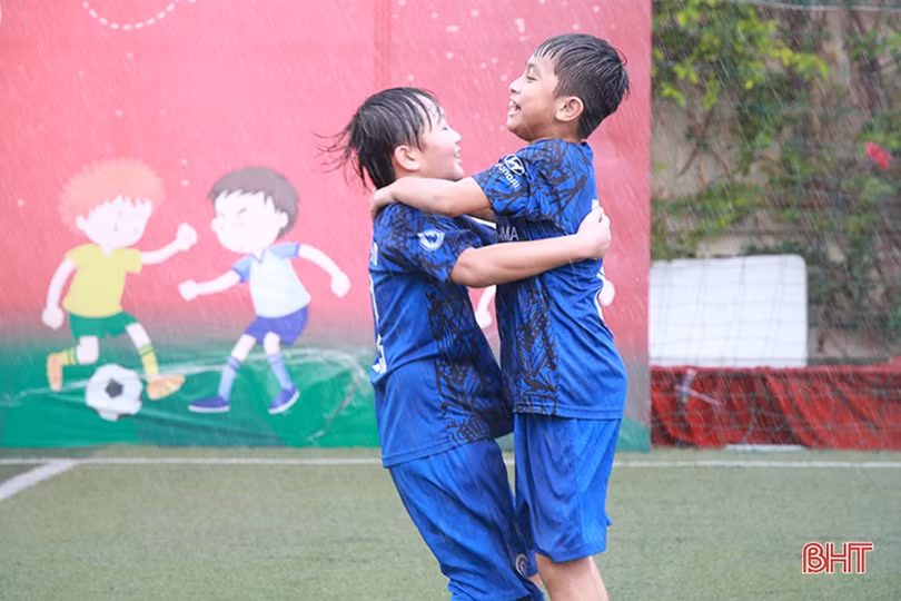 Học sinh tiểu học iSchool Hà Tĩnh hào hứng tranh tài giải bóng đá mini