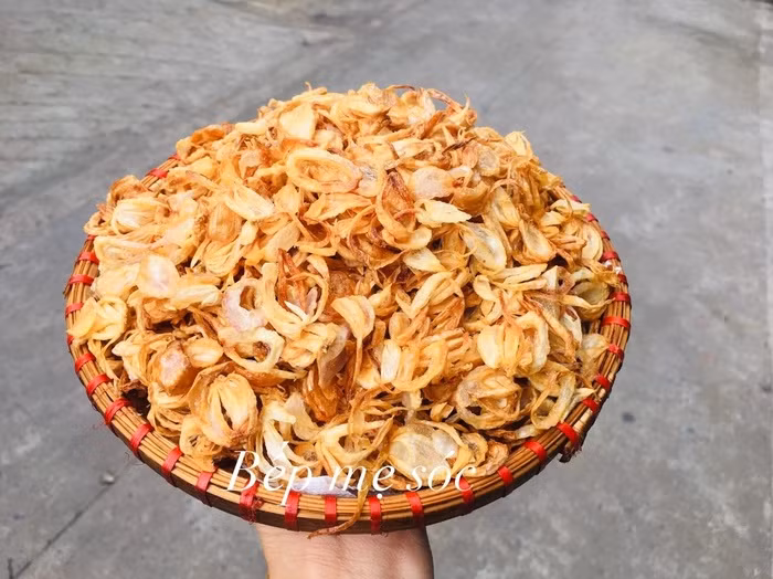 Mẹ đảm chia sẻ cách làm hành phi ngon đúng điệu và mẹo thái hành “không cay mắt”