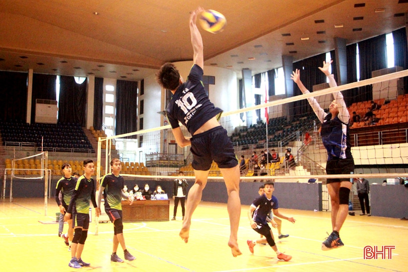 Giải bóng chuyền phong trào ở TP Hà Tĩnh gây quỹ ủng hộ trẻ mồ côi