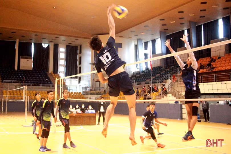 Giải bóng chuyền phong trào ở TP Hà Tĩnh gây quỹ ủng hộ trẻ mồ côi