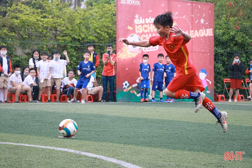 Học sinh tiểu học iSchool Hà Tĩnh hào hứng tranh tài giải bóng đá mini