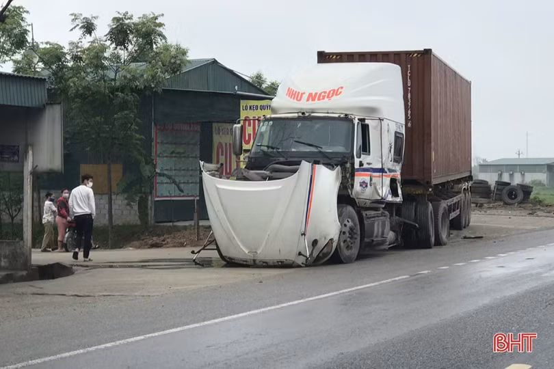 Xe container đâm xe tải “bay” xuống ruộng trên tuyến tránh TP Hà Tĩnh