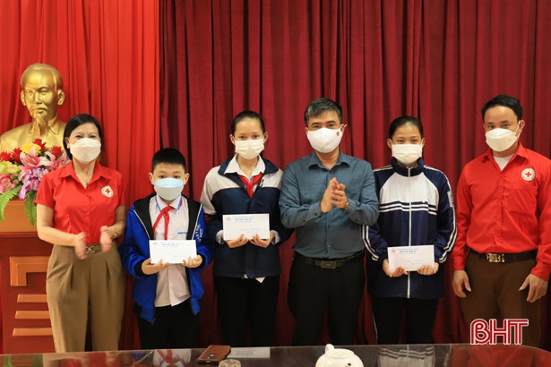 Nghi Xuân trao 10.272 suất quà cho người nghèo trị giá 4,4 tỷ đồng