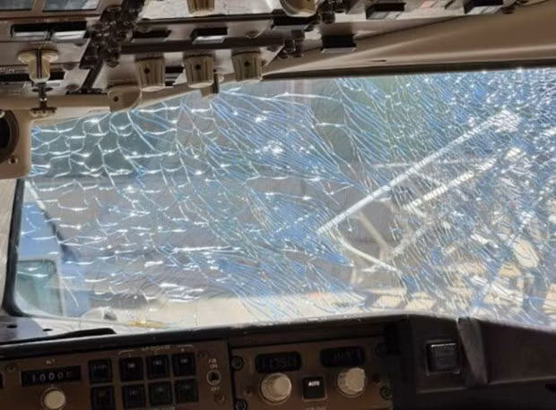 Máy bay của hãng Delta hạ cánh khẩn cấp vì nứt kính buồng lái