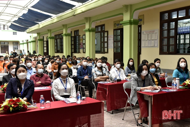 Hơn 200 lao động Hà Tĩnh được tư vấn việc làm, hướng nghiệp 