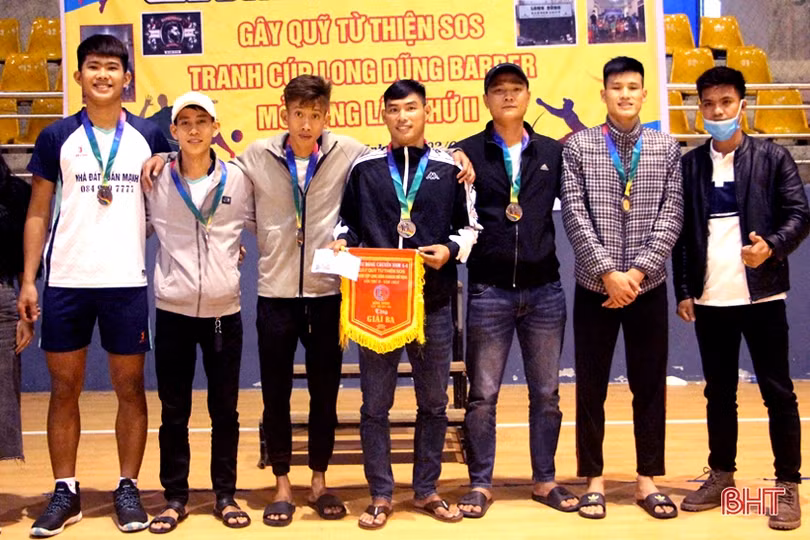 Giải bóng chuyền phong trào ở TP Hà Tĩnh gây quỹ ủng hộ trẻ mồ côi