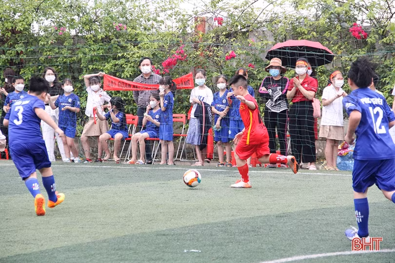 Học sinh tiểu học iSchool Hà Tĩnh hào hứng tranh tài giải bóng đá mini