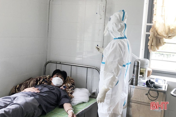 Hà Tĩnh test nhanh sàng lọc COVID-19 cho 6.908 người